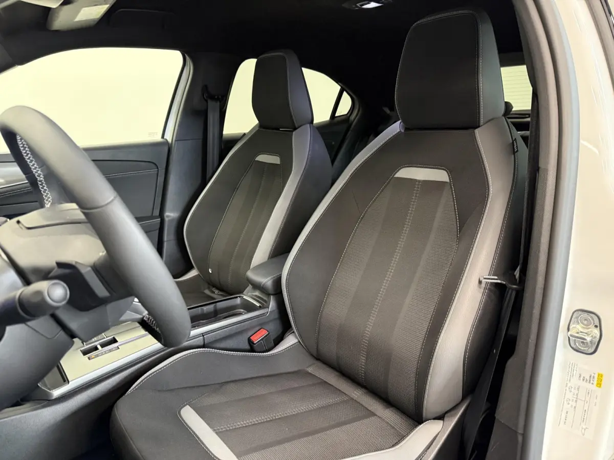 1.2 Turbo Hybrid GS AUTOMAAT Climate control Navigatie LED Parkeersensoren achter Camera Cruise control Lichtmetalen velgen Apple Carplay/ Android auto