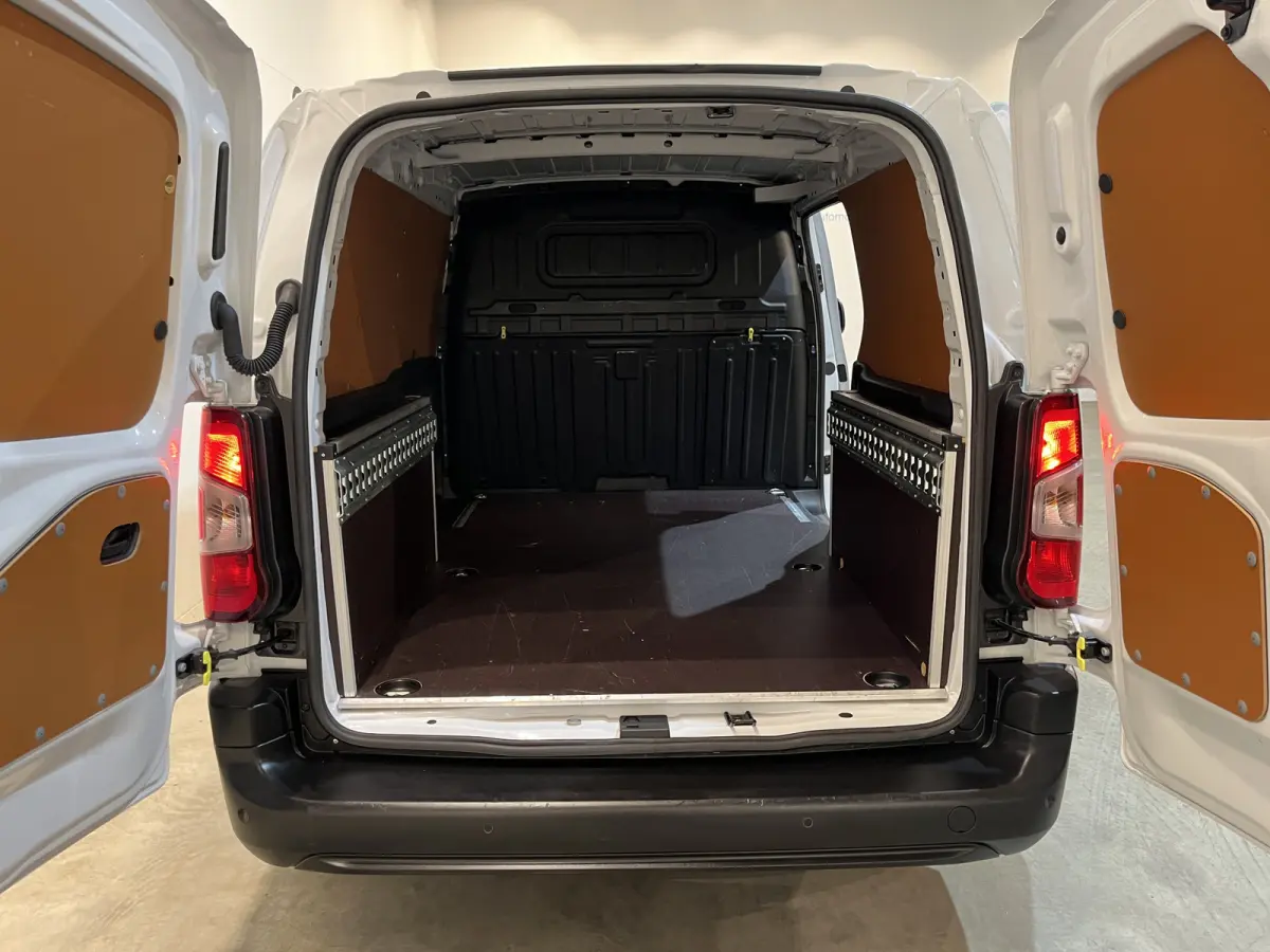 Premium Long 50 kWh / 100% elektrisch !! / SOH 95% / CCS Snelladen / Airco / Cruise Control / Camera / CarPlay / Navigatie / 3-Zits / 4.900 KM !!
