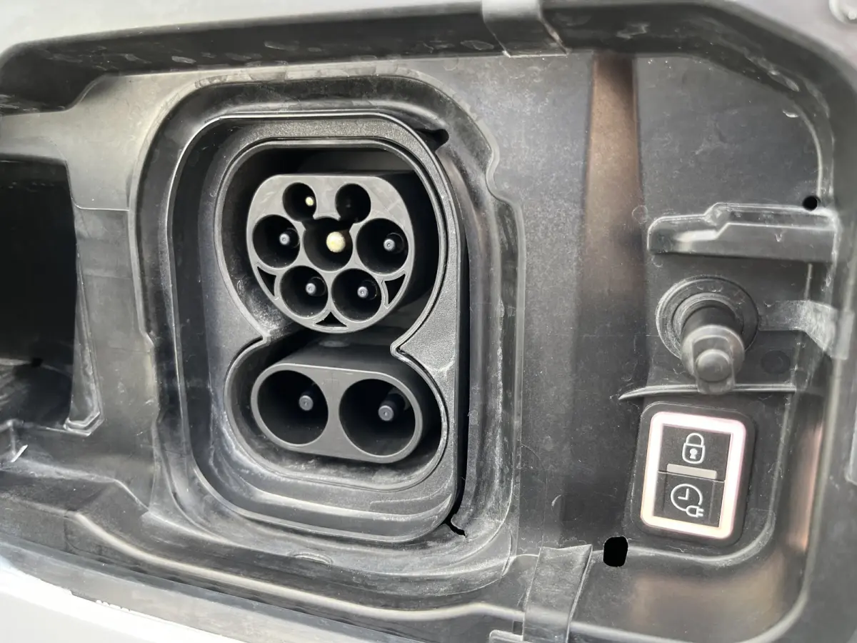 Premium Long 50 kWh / 100% elektrisch !! / SOH 95% / CCS Snelladen / Airco / Cruise Control / Camera / CarPlay / Navigatie / 3-Zits / 4.900 KM !!