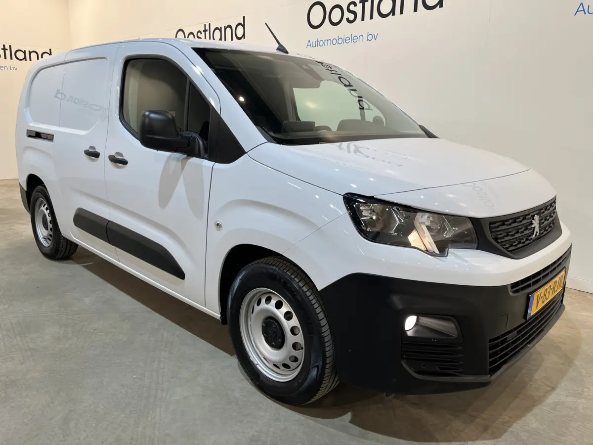 Premium Long 50 kWh / 100% elektrisch !! / SOH 95% / CCS Snelladen / Airco / Cruise Control / Camera / CarPlay / Navigatie / 3-Zits / 4.900 KM !!