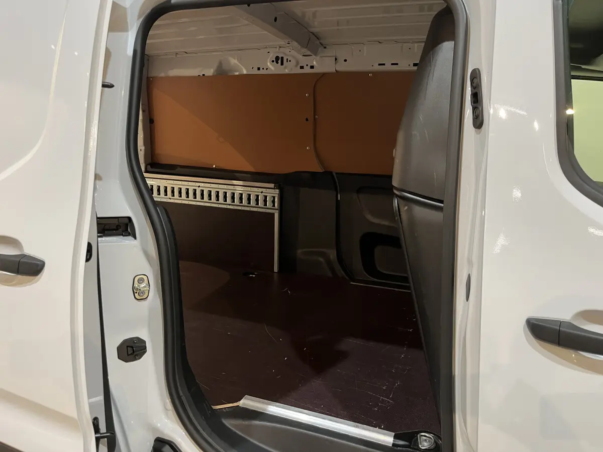 Premium Long 50 kWh / 100% elektrisch !! / SOH 95% / CCS Snelladen / Airco / Cruise Control / Camera / CarPlay / Navigatie / 3-Zits / 4.900 KM !!