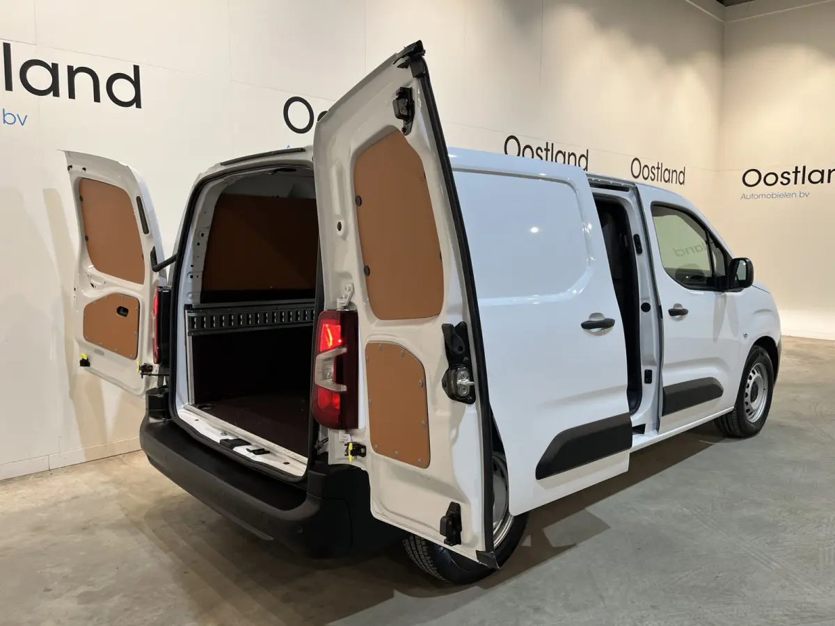 Premium Long 50 kWh / 100% elektrisch !! / SOH 95% / CCS Snelladen / Airco / Cruise Control / Camera / CarPlay / Navigatie / 3-Zits / 4.900 KM !!