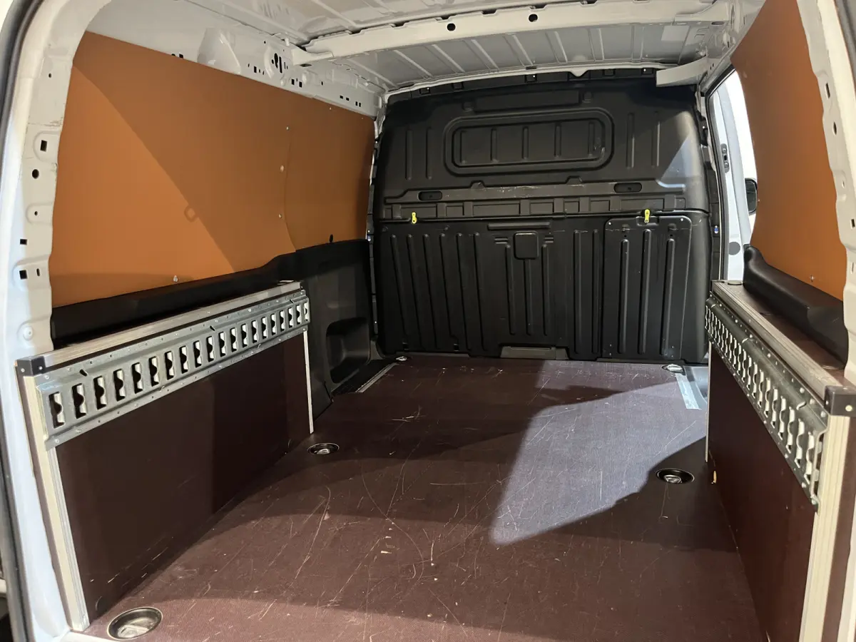 Premium Long 50 kWh / 100% elektrisch !! / SOH 95% / CCS Snelladen / Airco / Cruise Control / Camera / CarPlay / Navigatie / 3-Zits / 4.900 KM !!