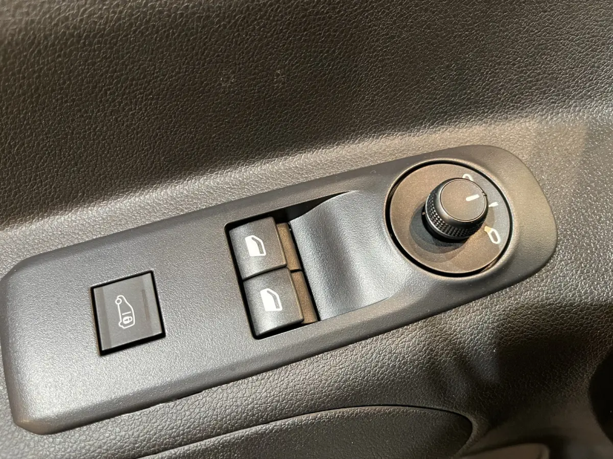 Premium Long 50 kWh / 100% elektrisch !! / SOH 95% / CCS Snelladen / Airco / Cruise Control / Camera / CarPlay / Navigatie / 3-Zits / 4.900 KM !!