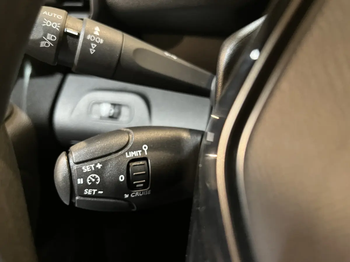 Premium Long 50 kWh / 100% elektrisch !! / SOH 95% / CCS Snelladen / Airco / Cruise Control / Camera / CarPlay / Navigatie / 3-Zits / 4.900 KM !!