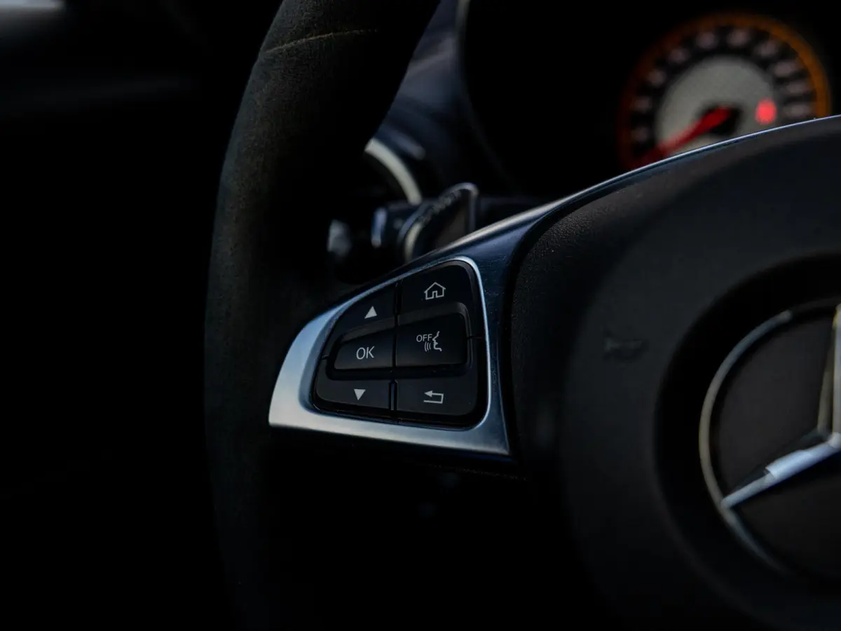 4.0 S | AMG PERFORMANCE UITLAAT | AMG PERFORMANCE STOELEN | KEYLESS ENTRY | VOLLEDIG MB DEALER ONDERHOUDEN | STOELVERWARMING | ACHTERUITRIJCAMERA |