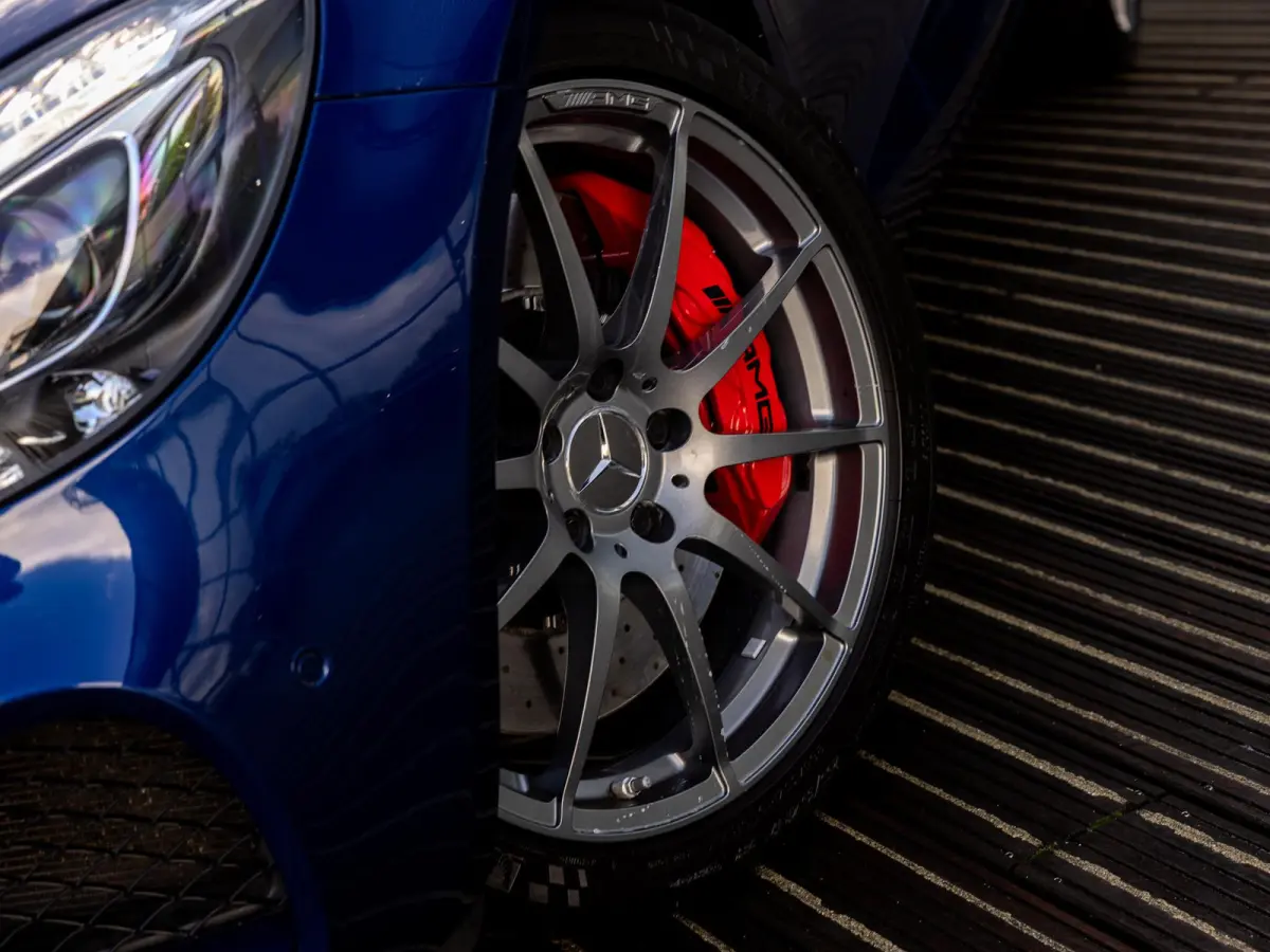 4.0 S | AMG PERFORMANCE UITLAAT | AMG PERFORMANCE STOELEN | KEYLESS ENTRY | VOLLEDIG MB DEALER ONDERHOUDEN | STOELVERWARMING | ACHTERUITRIJCAMERA |