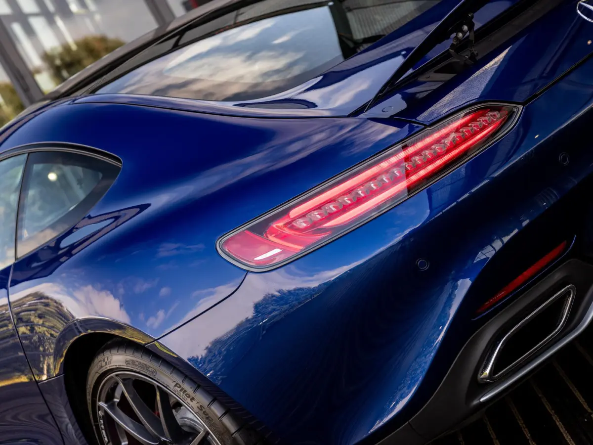 4.0 S | AMG PERFORMANCE UITLAAT | AMG PERFORMANCE STOELEN | KEYLESS ENTRY | VOLLEDIG MB DEALER ONDERHOUDEN | STOELVERWARMING | ACHTERUITRIJCAMERA |