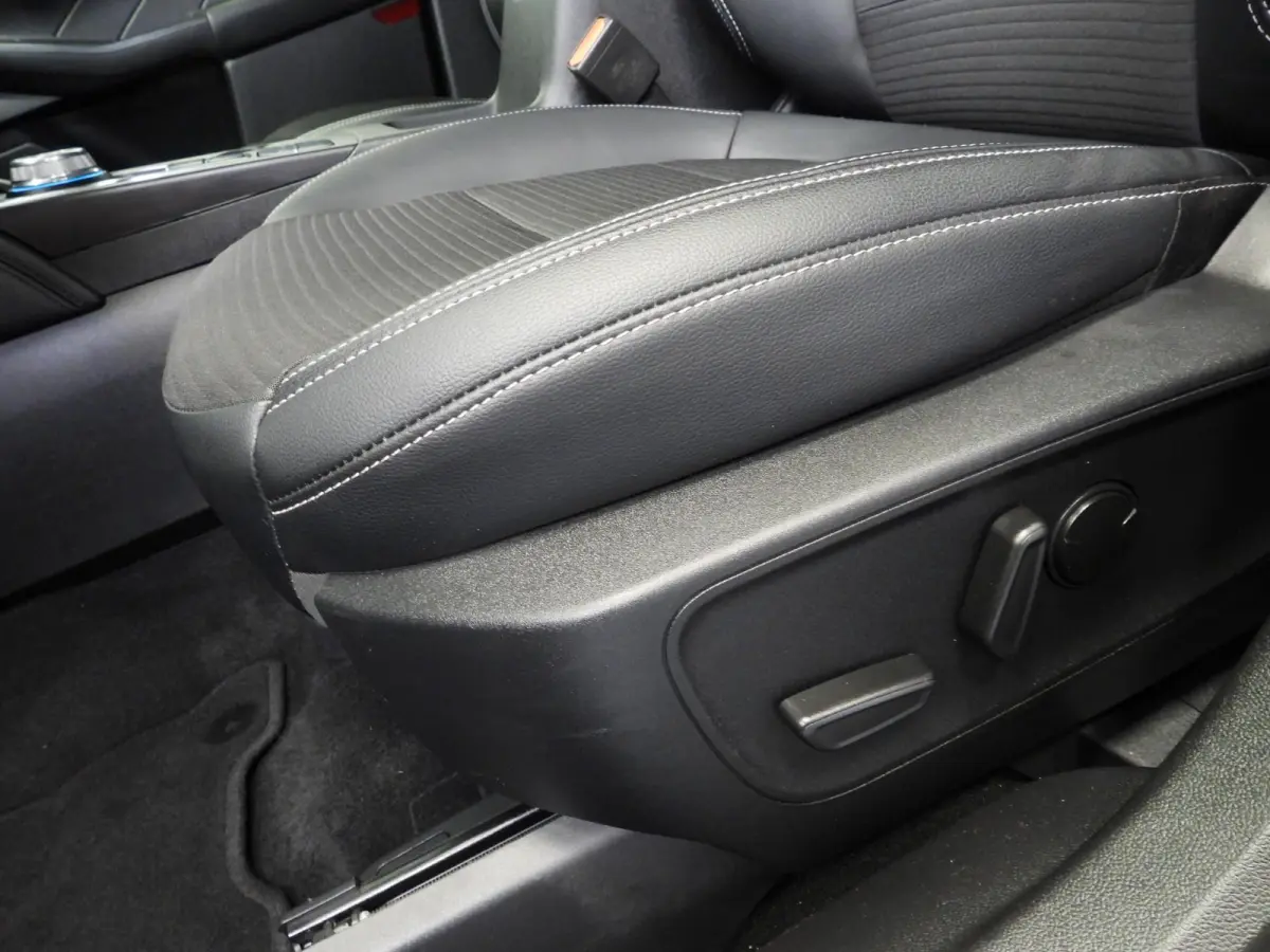 2.5 PHEV Plug-In Titanium X TREKH./NAVI/LED/B&O/HEAD-UP/17"LMV!