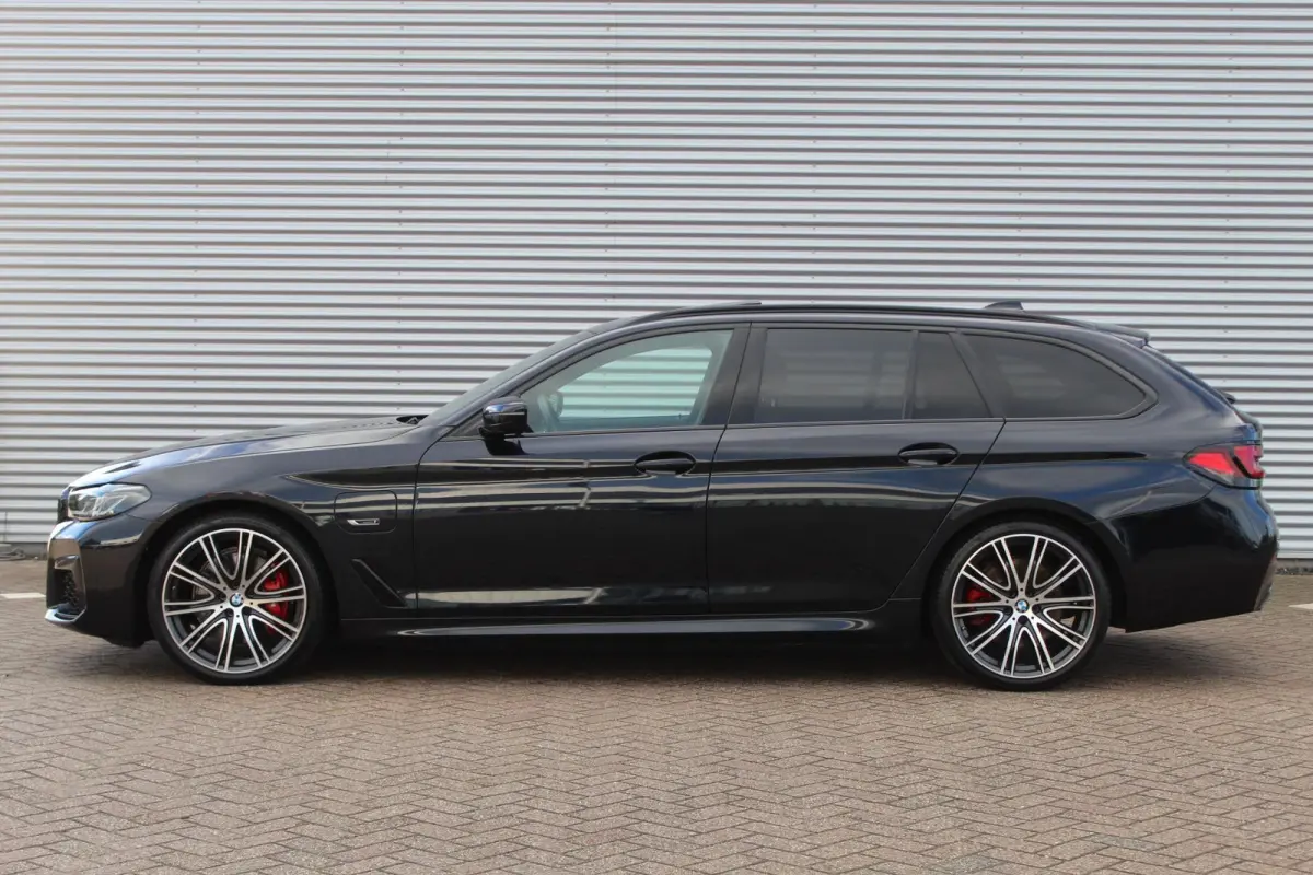 530e xDrive M-Sport/Pano/Trekhaak/Massage