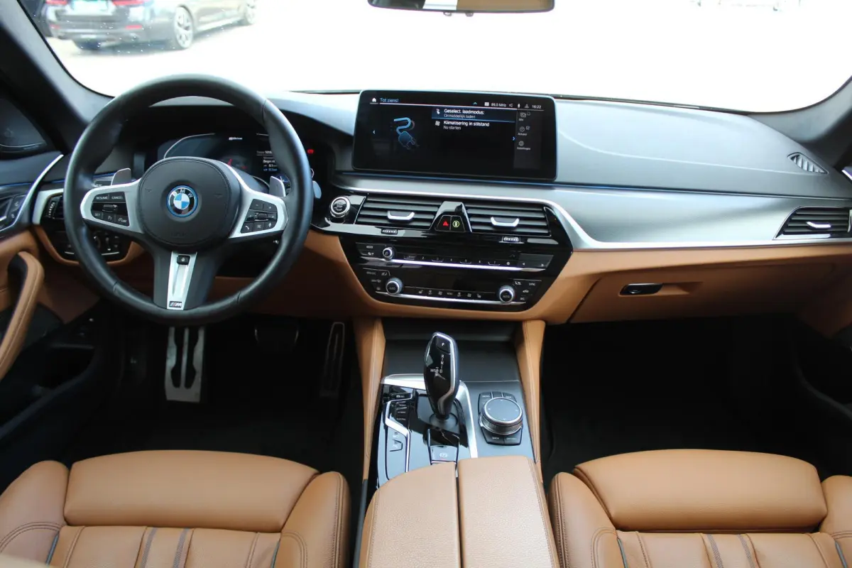 530e xDrive M-Sport/Pano/Trekhaak/Massage