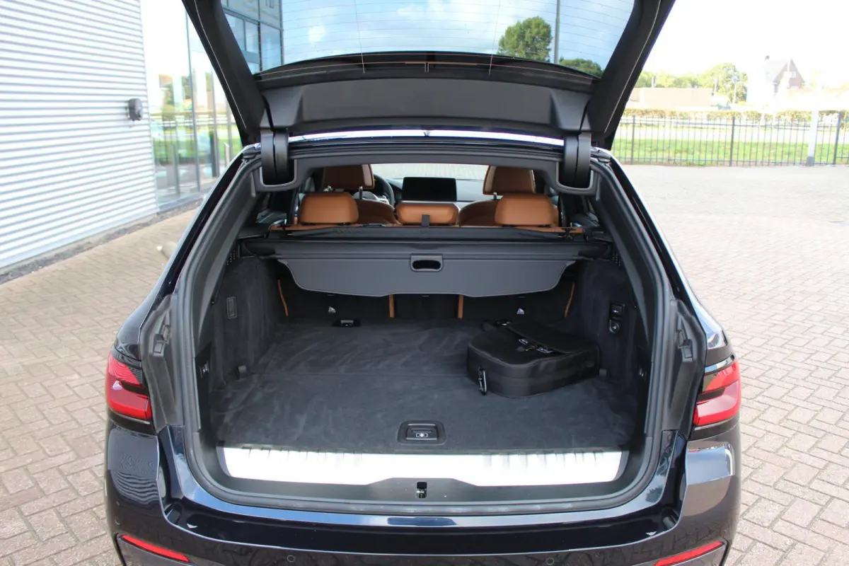 530e xDrive M-Sport/Pano/Trekhaak/Massage