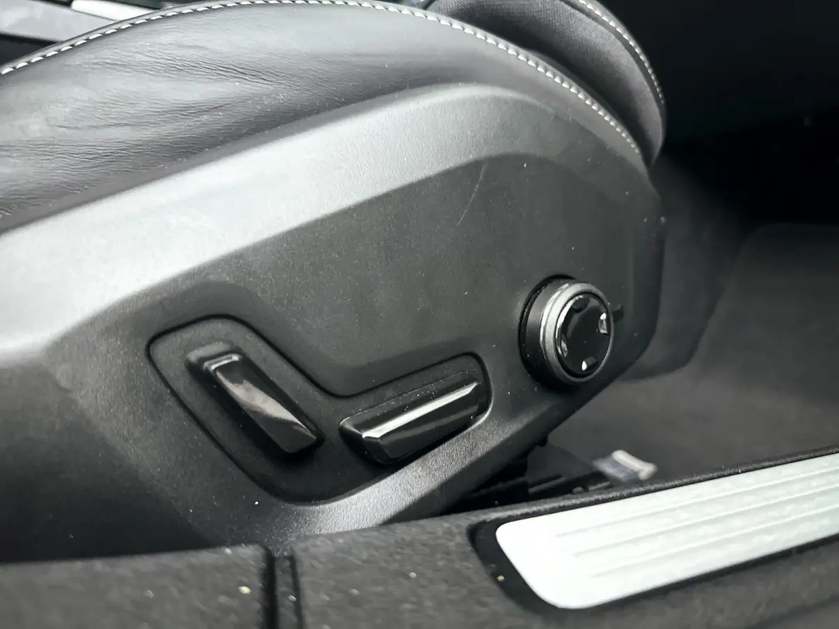 T8 Plug-in hybrid AWD Plus Dark | SOH 100% | Panoramadak | 360° camera | Head-up display | Harman Kardon | Stoel- en stuurverwarming | Trekhaak
