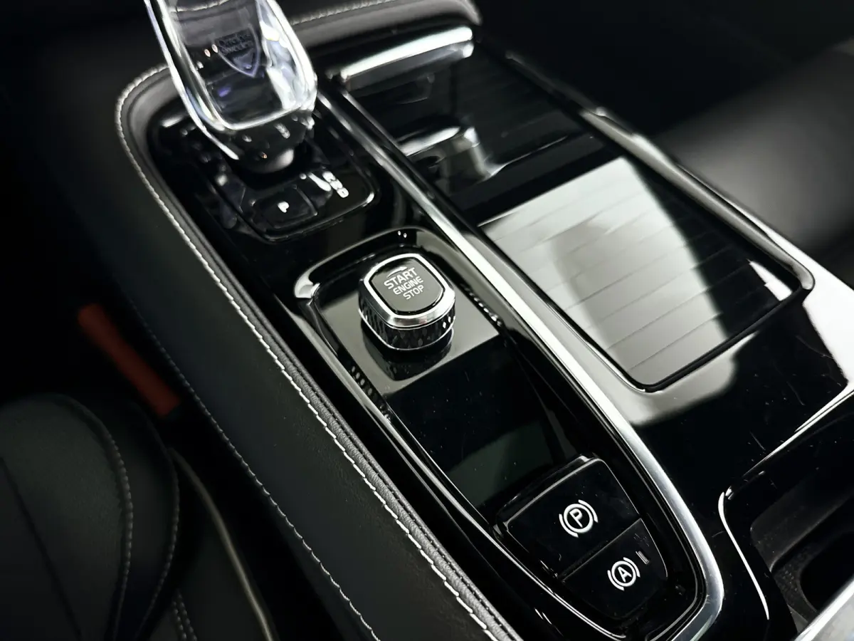 T8 Plug-in hybrid AWD Plus Dark | SOH 100% | Panoramadak | 360° camera | Head-up display | Harman Kardon | Stoel- en stuurverwarming | Trekhaak