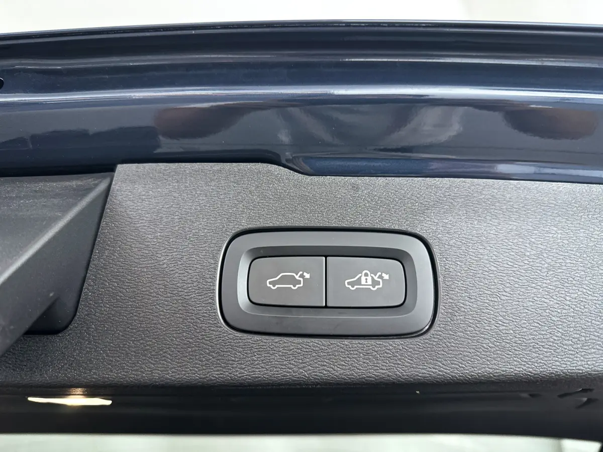 T8 Plug-in hybrid AWD Plus Dark | SOH 100% | Panoramadak | 360° camera | Head-up display | Harman Kardon | Stoel- en stuurverwarming | Trekhaak