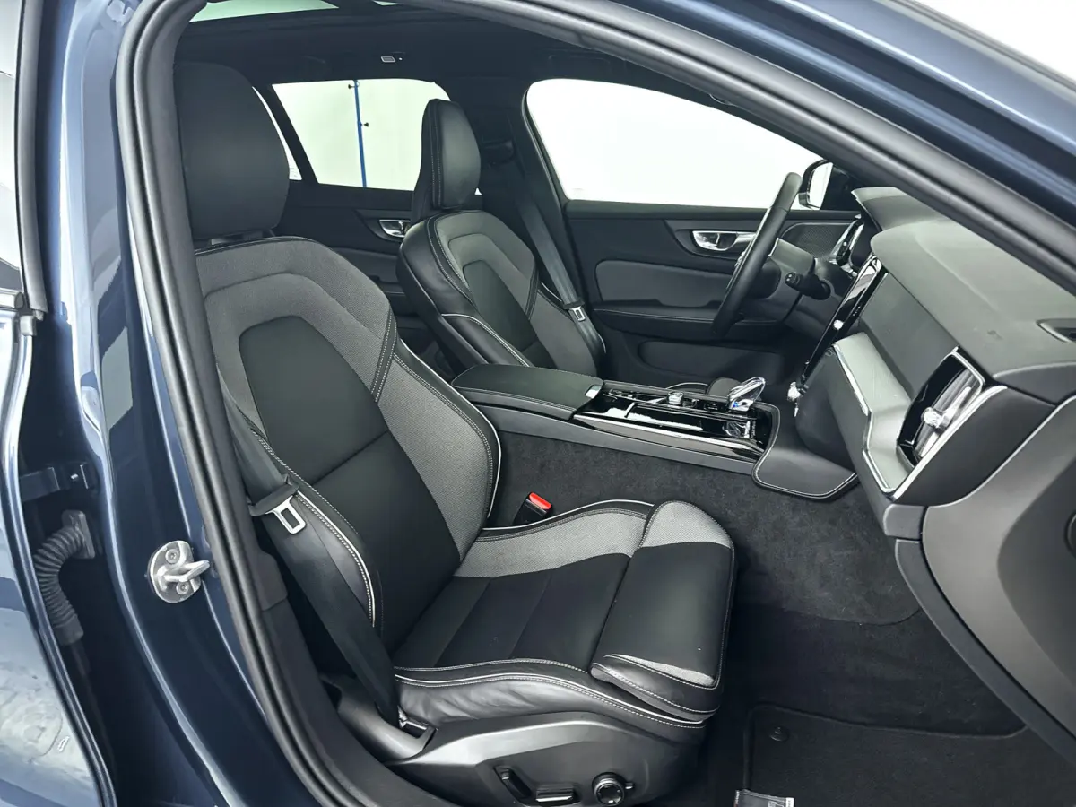 T8 Plug-in hybrid AWD Plus Dark | SOH 100% | Panoramadak | 360° camera | Head-up display | Harman Kardon | Stoel- en stuurverwarming | Trekhaak