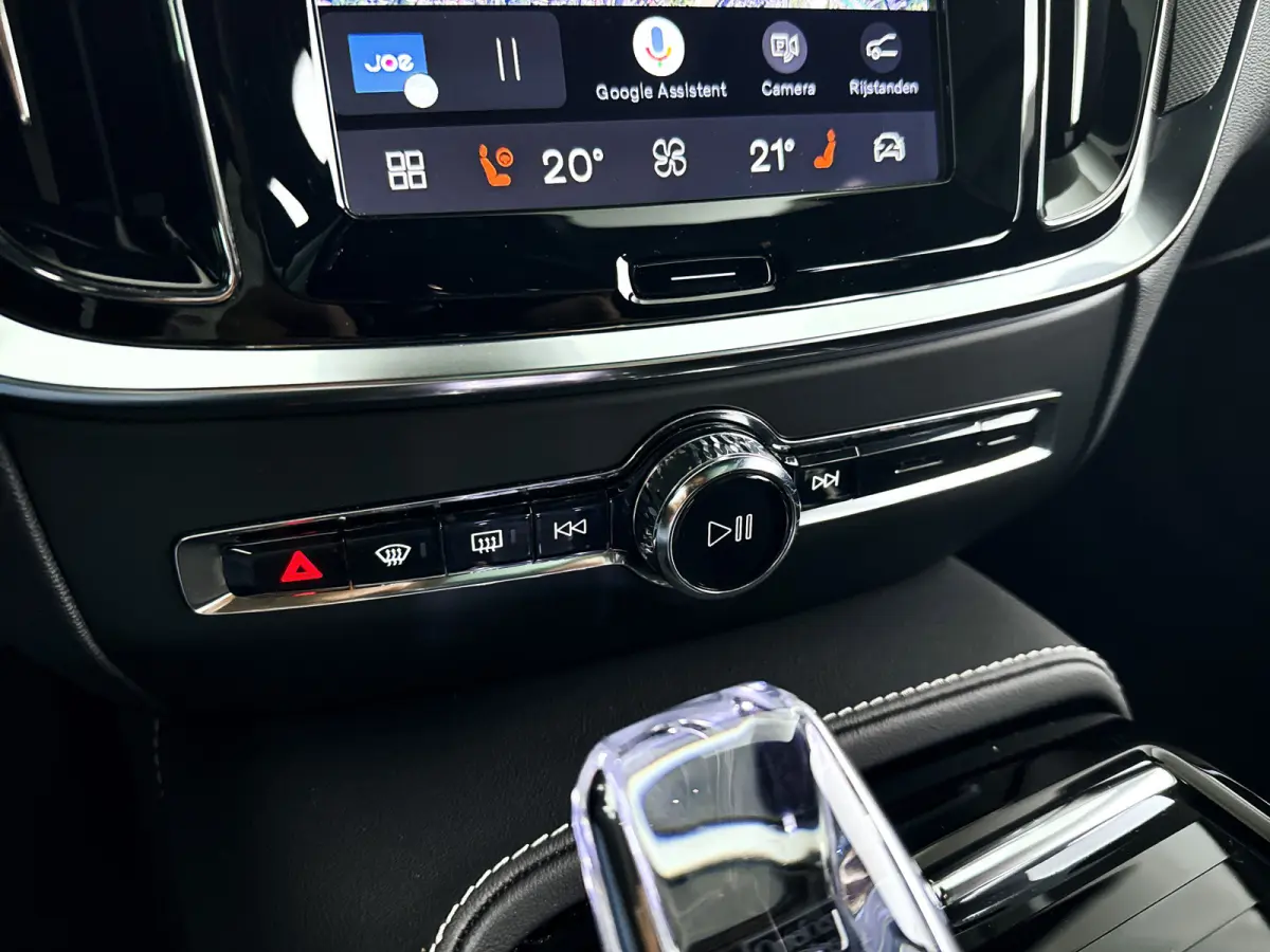 T8 Plug-in hybrid AWD Plus Dark | SOH 100% | Panoramadak | 360° camera | Head-up display | Harman Kardon | Stoel- en stuurverwarming | Trekhaak