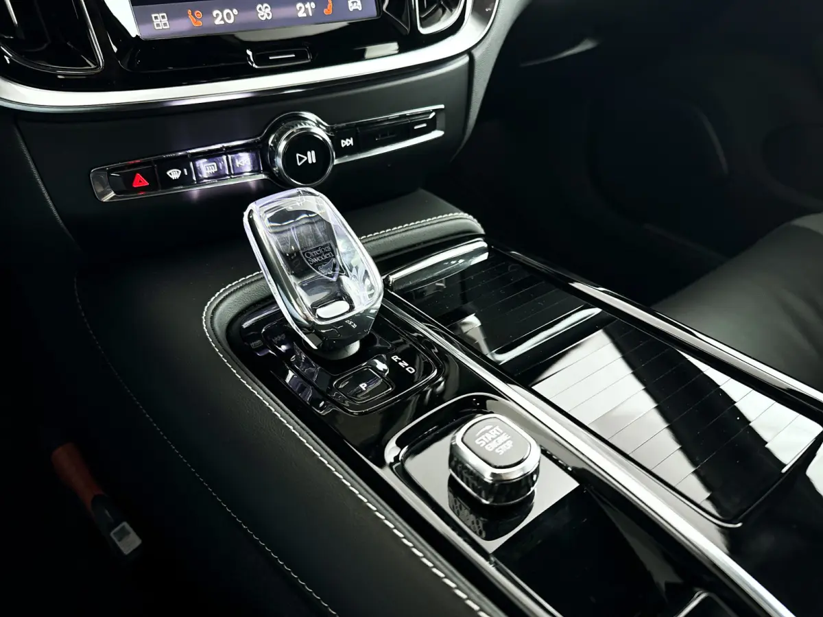 T8 Plug-in hybrid AWD Plus Dark | SOH 100% | Panoramadak | 360° camera | Head-up display | Harman Kardon | Stoel- en stuurverwarming | Trekhaak