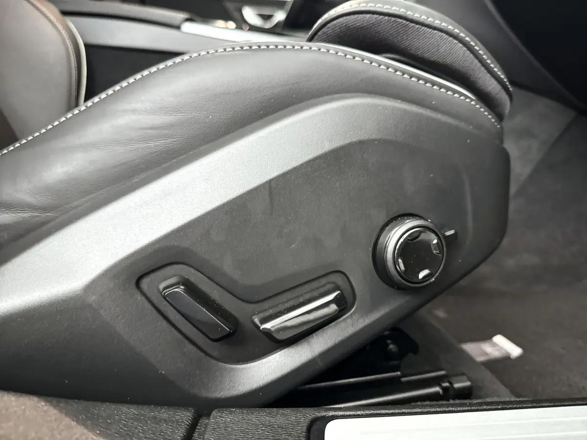 T8 Plug-in hybrid AWD Plus Dark | SOH 100% | Panoramadak | 360° camera | Head-up display | Harman Kardon | Stoel- en stuurverwarming | Trekhaak