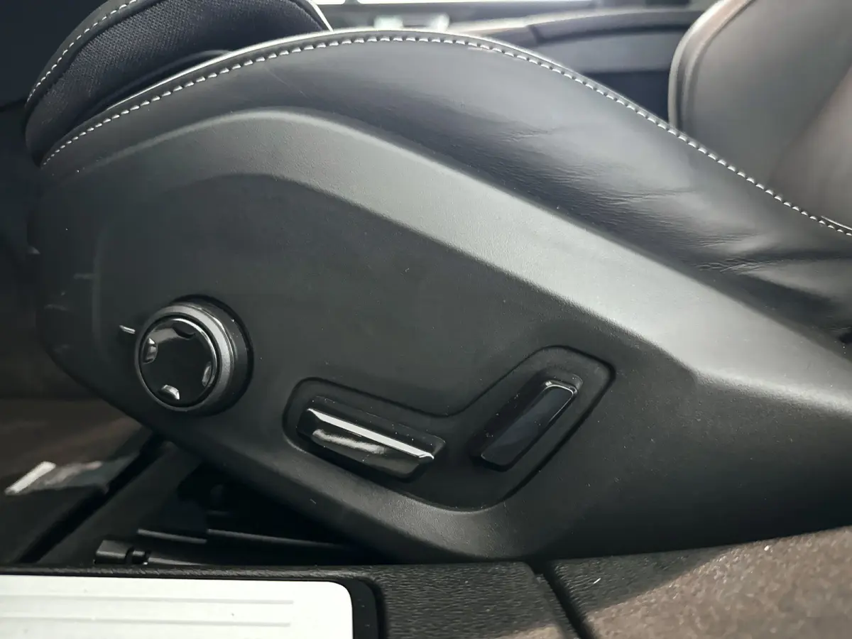 T8 Plug-in hybrid AWD Plus Dark | SOH 100% | Panoramadak | 360° camera | Head-up display | Harman Kardon | Stoel- en stuurverwarming | Trekhaak