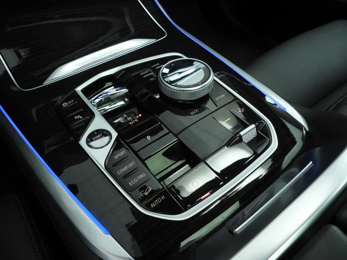 xDrive40i | M-Sportpakket | LED | Leder | HUD | Active cruise | Panoramadak | Trekhaak | Active steering | DAB | Harman-kardon sound | Alu 22 inch