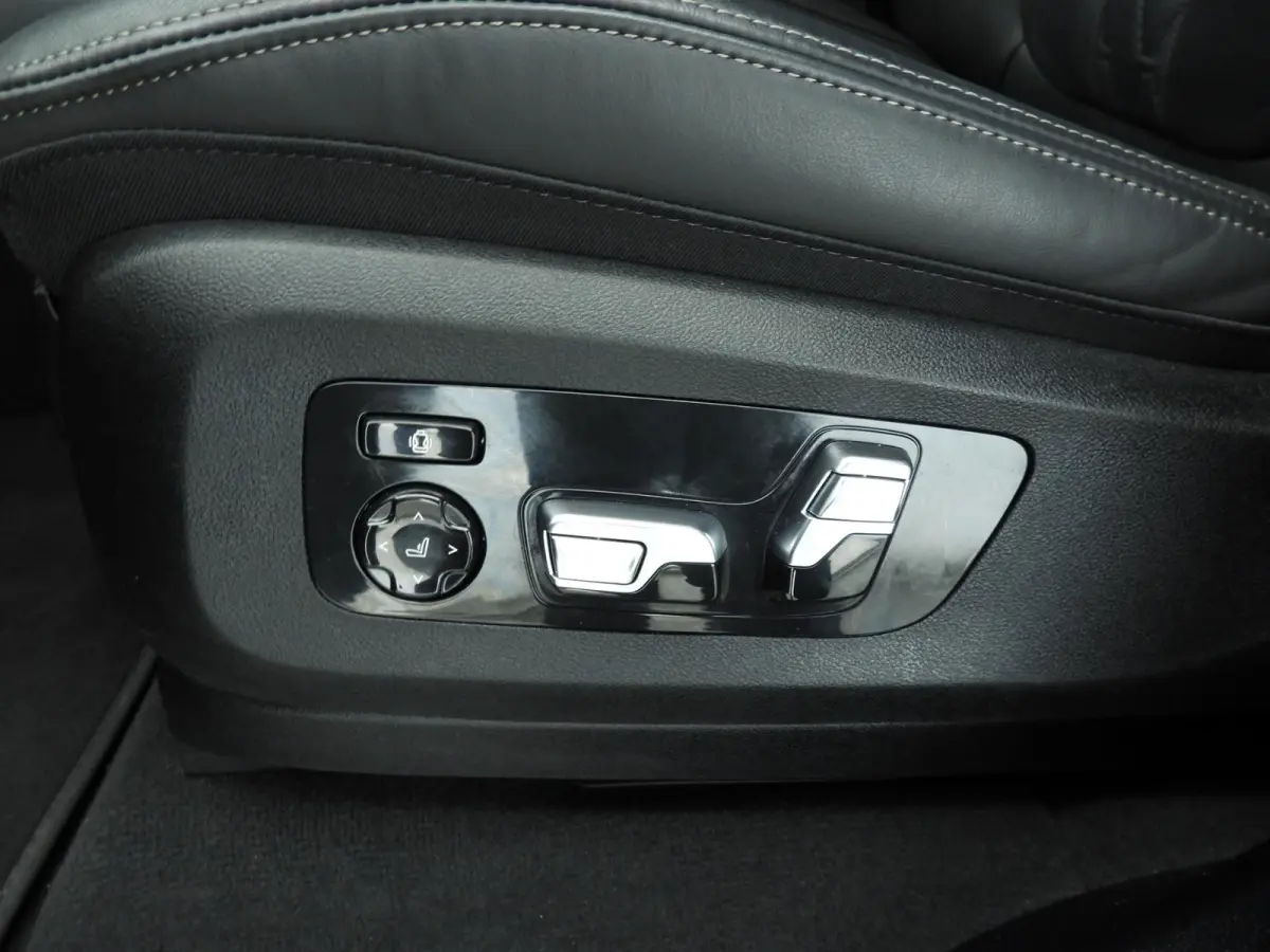 xDrive40i | M-Sportpakket | LED | Leder | HUD | Active cruise | Panoramadak | Trekhaak | Active steering | DAB | Harman-kardon sound | Alu 22 inch