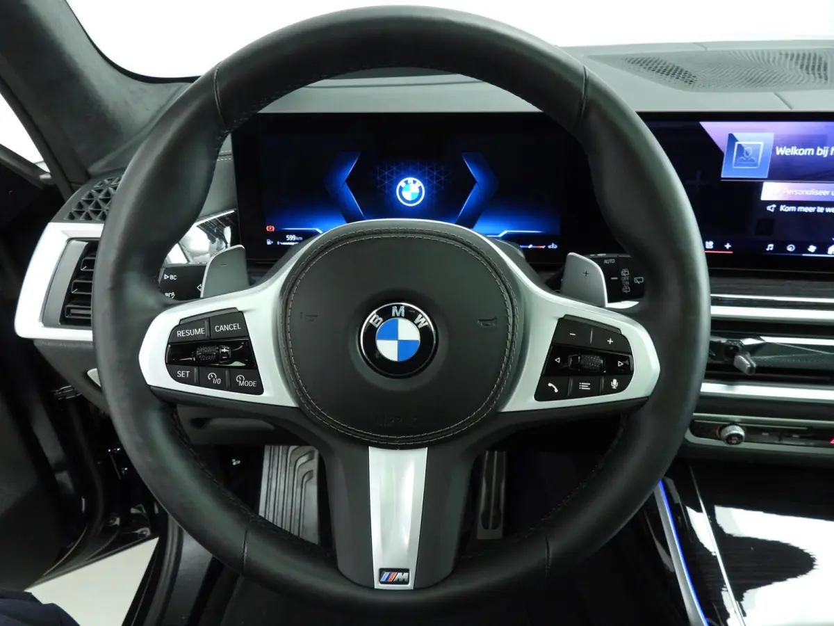 xDrive40i | M-Sportpakket | LED | Leder | HUD | Active cruise | Panoramadak | Trekhaak | Active steering | DAB | Harman-kardon sound | Alu 22 inch