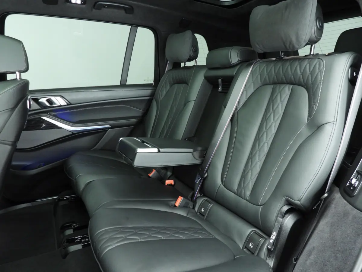 xDrive40i | M-Sportpakket | LED | Leder | HUD | Active cruise | Panoramadak | Trekhaak | Active steering | DAB | Harman-kardon sound | Alu 22 inch