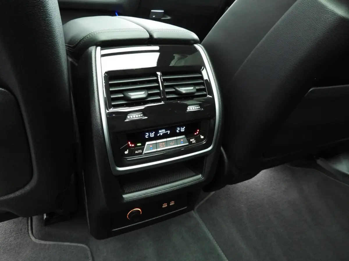 xDrive40i | M-Sportpakket | LED | Leder | HUD | Active cruise | Panoramadak | Trekhaak | Active steering | DAB | Harman-kardon sound | Alu 22 inch