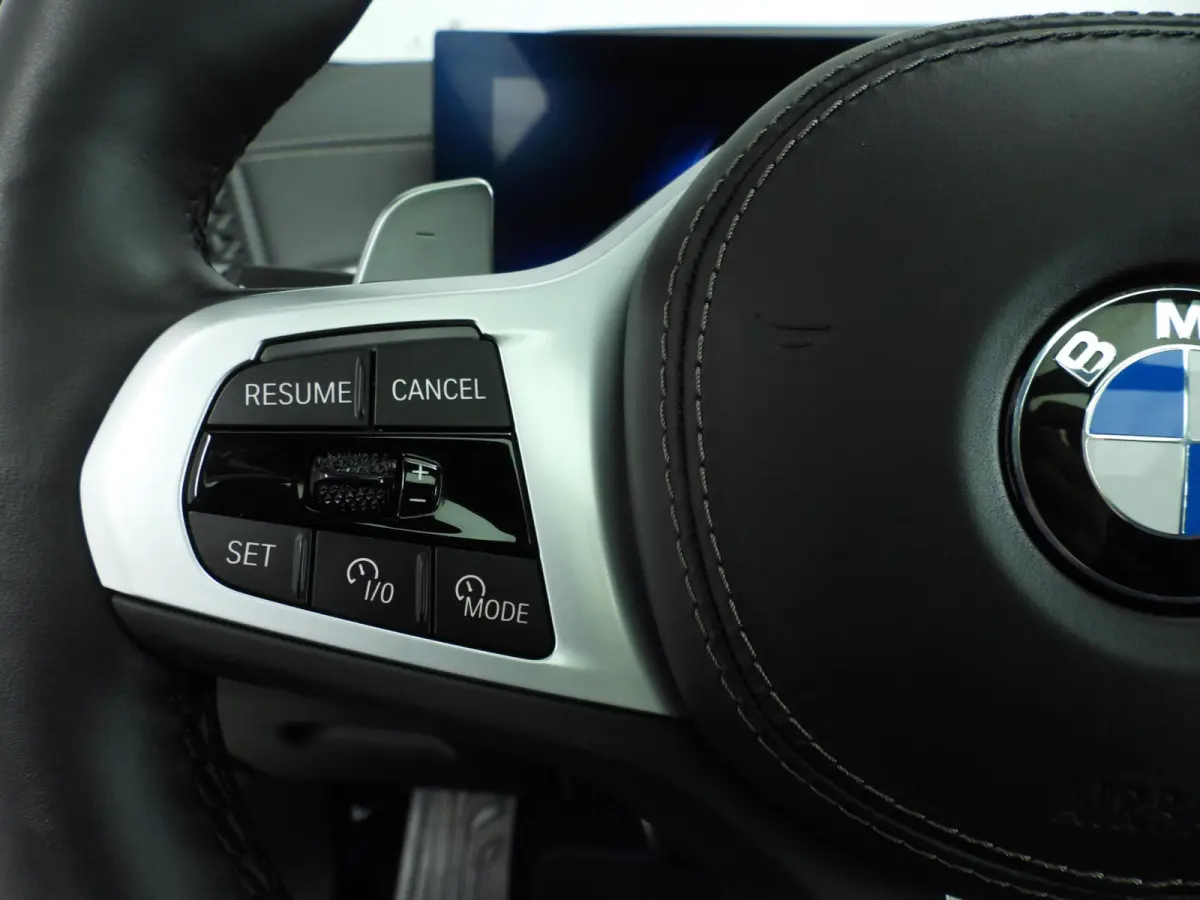 xDrive40i | M-Sportpakket | LED | Leder | HUD | Active cruise | Panoramadak | Trekhaak | Active steering | DAB | Harman-kardon sound | Alu 22 inch