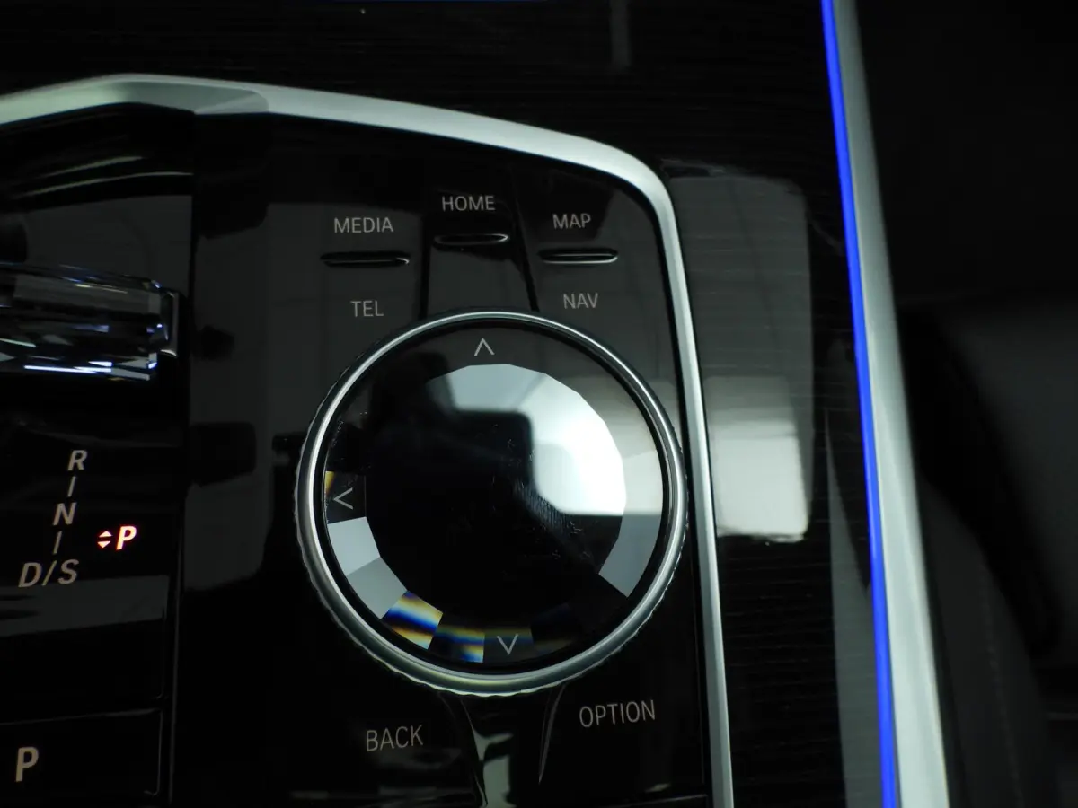 xDrive40i | M-Sportpakket | LED | Leder | HUD | Active cruise | Panoramadak | Trekhaak | Active steering | DAB | Harman-kardon sound | Alu 22 inch