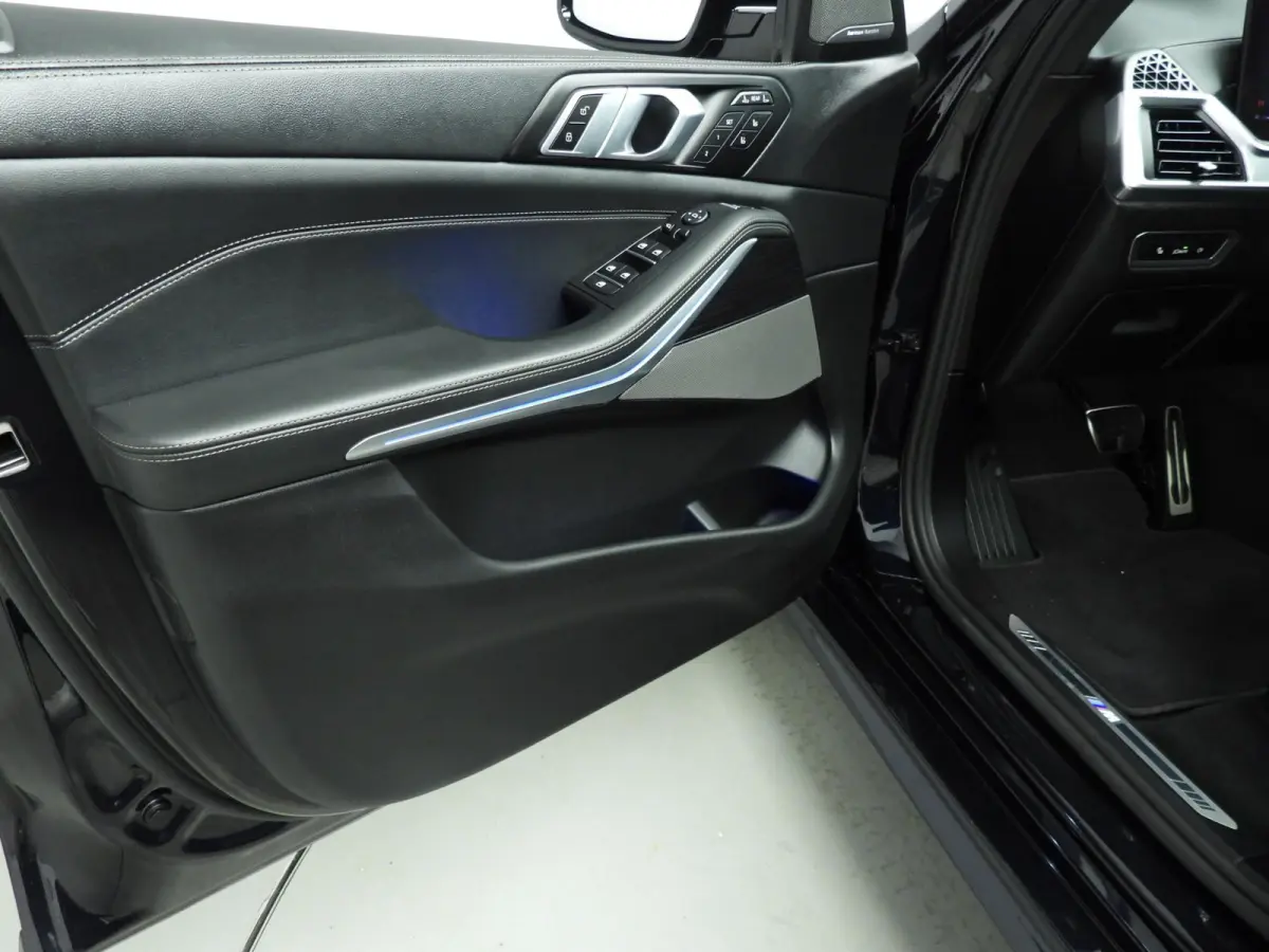 xDrive40i | M-Sportpakket | LED | Leder | HUD | Active cruise | Panoramadak | Trekhaak | Active steering | DAB | Harman-kardon sound | Alu 22 inch
