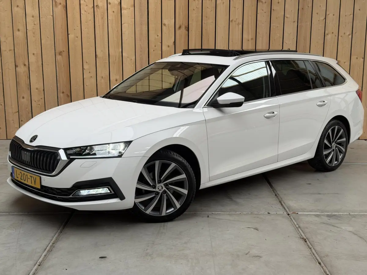 1.0 e-TSI Business Edition Plus Automaat | Apple CarPlay/Android Auto | Adaptieve cruise control | Dode hoek detectie | LED verlichting | Panoramadak | Parkeersensoren voor en achter | Stoel