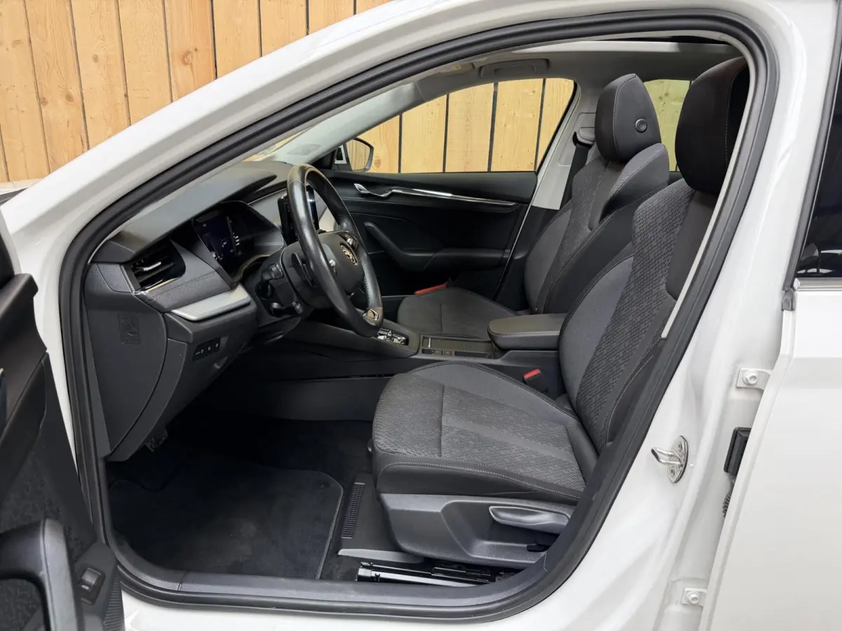 1.0 e-TSI Business Edition Plus Automaat | Apple CarPlay/Android Auto | Adaptieve cruise control | Dode hoek detectie | LED verlichting | Panoramadak | Parkeersensoren voor en achter | Stoel