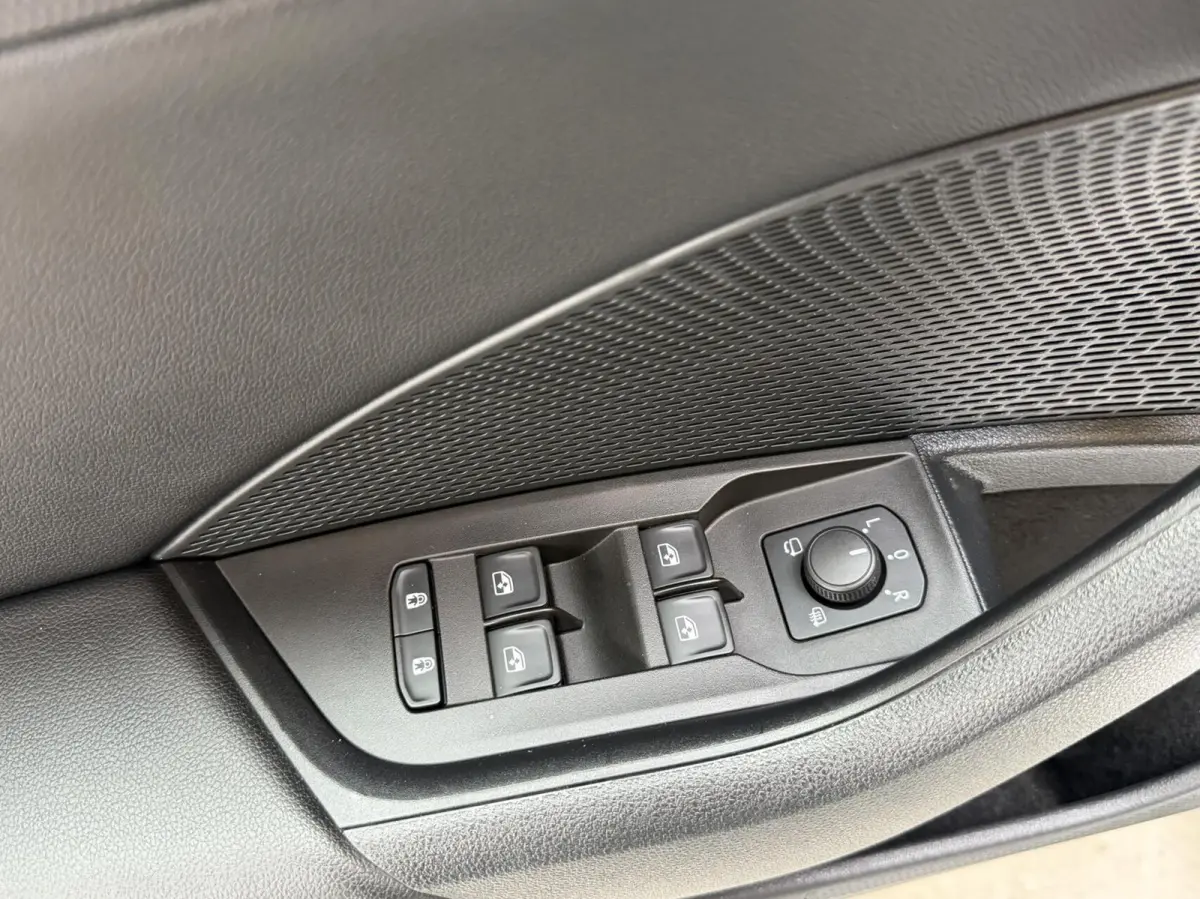 1.0 e-TSI Business Edition Plus Automaat | Apple CarPlay/Android Auto | Adaptieve cruise control | Dode hoek detectie | LED verlichting | Panoramadak | Parkeersensoren voor en achter | Stoel