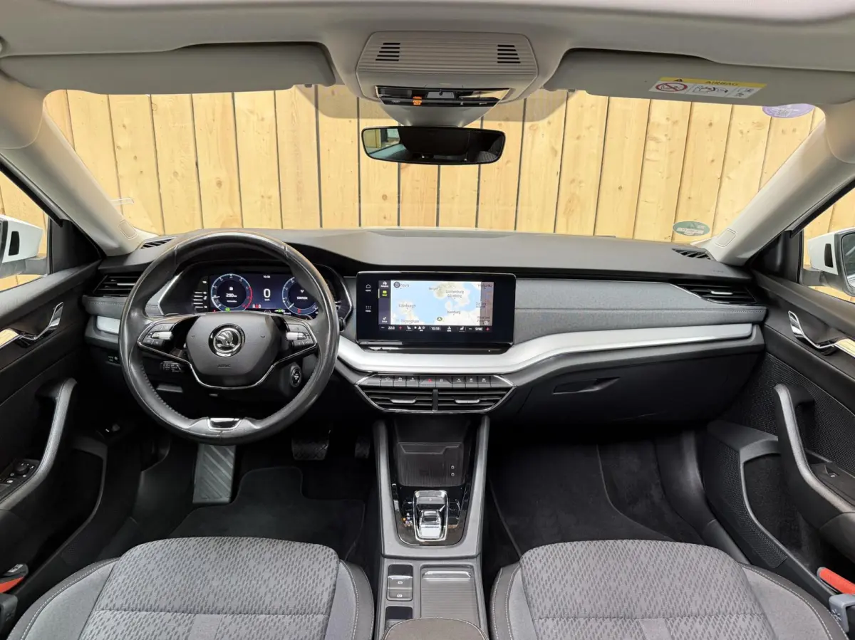 1.0 e-TSI Business Edition Plus Automaat | Apple CarPlay/Android Auto | Adaptieve cruise control | Dode hoek detectie | LED verlichting | Panoramadak | Parkeersensoren voor en achter | Stoel