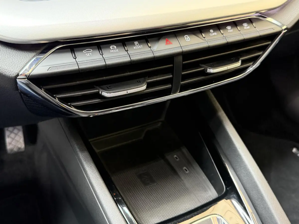 1.0 e-TSI Business Edition Plus Automaat | Apple CarPlay/Android Auto | Adaptieve cruise control | Dode hoek detectie | LED verlichting | Panoramadak | Parkeersensoren voor en achter | Stoel