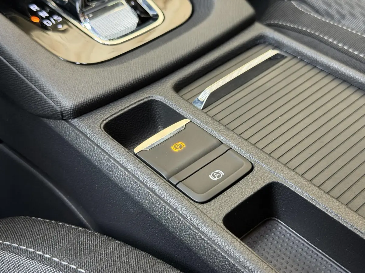 1.0 e-TSI Business Edition Plus Automaat | Apple CarPlay/Android Auto | Adaptieve cruise control | Dode hoek detectie | LED verlichting | Panoramadak | Parkeersensoren voor en achter | Stoel