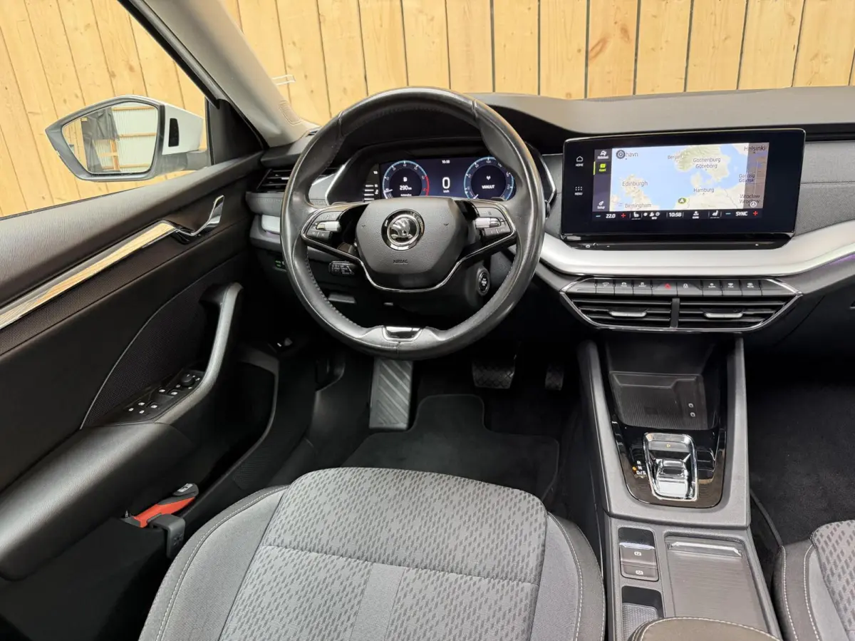 1.0 e-TSI Business Edition Plus Automaat | Apple CarPlay/Android Auto | Adaptieve cruise control | Dode hoek detectie | LED verlichting | Panoramadak | Parkeersensoren voor en achter | Stoel
