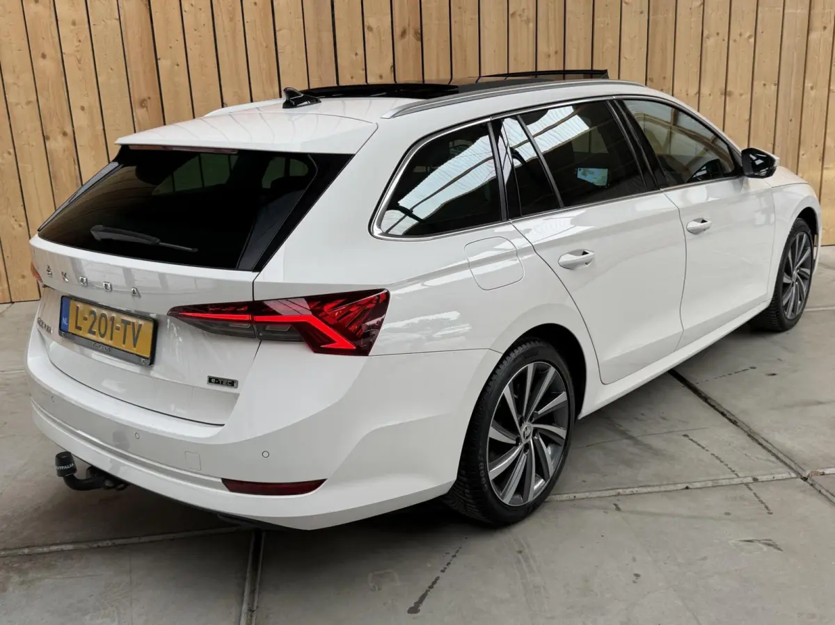 1.0 e-TSI Business Edition Plus Automaat | Apple CarPlay/Android Auto | Adaptieve cruise control | Dode hoek detectie | LED verlichting | Panoramadak | Parkeersensoren voor en achter | Stoel