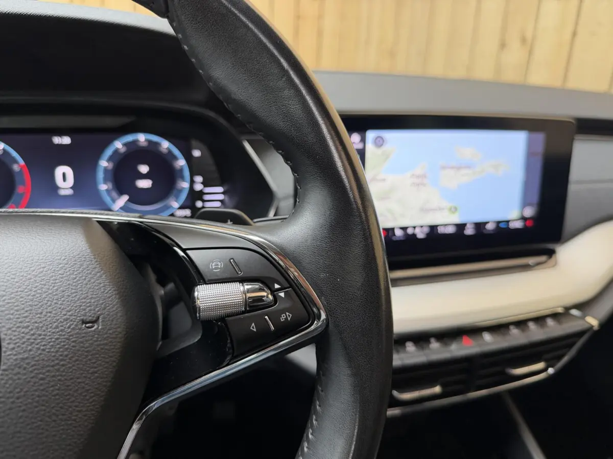 1.0 e-TSI Business Edition Plus Automaat | Apple CarPlay/Android Auto | Adaptieve cruise control | Dode hoek detectie | LED verlichting | Panoramadak | Parkeersensoren voor en achter | Stoel