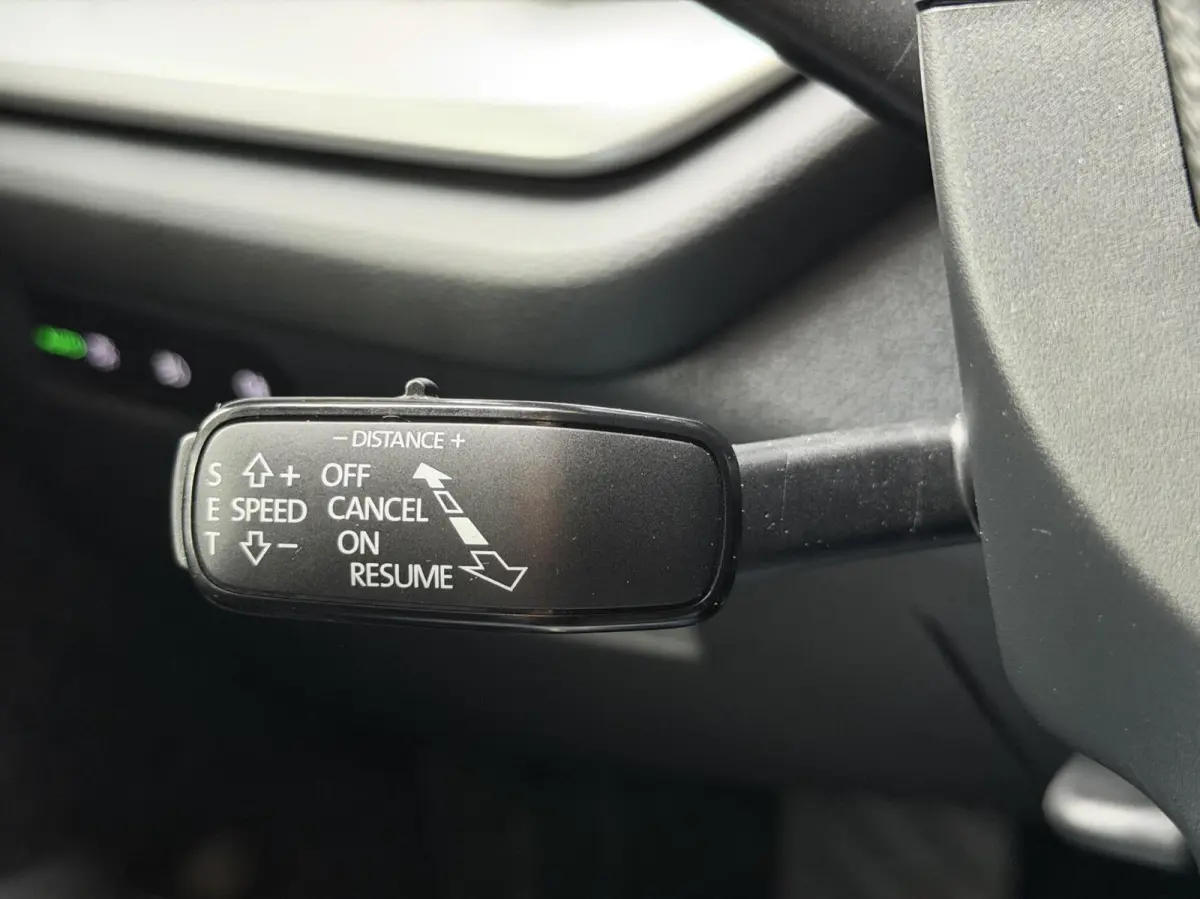 1.0 e-TSI Business Edition Plus Automaat | Apple CarPlay/Android Auto | Adaptieve cruise control | Dode hoek detectie | LED verlichting | Panoramadak | Parkeersensoren voor en achter | Stoel