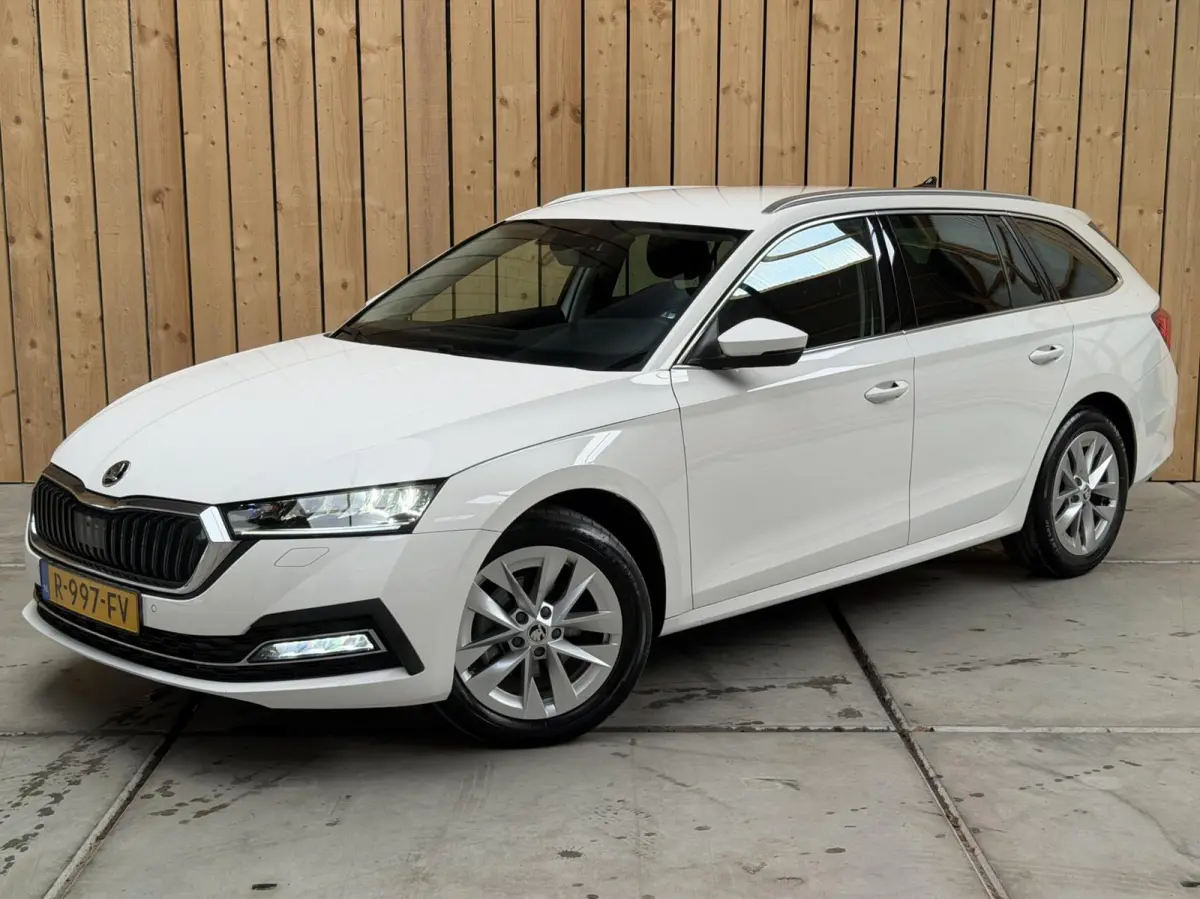 1.0 TSI Business Edition Plus Apple CarPlay/Android Auto | Adaptieve cruise control | Dode hoek detectie | LED koplampen | Navigatiesysteem | Stoel en stuurwielverwarming | Parkeersensoren v