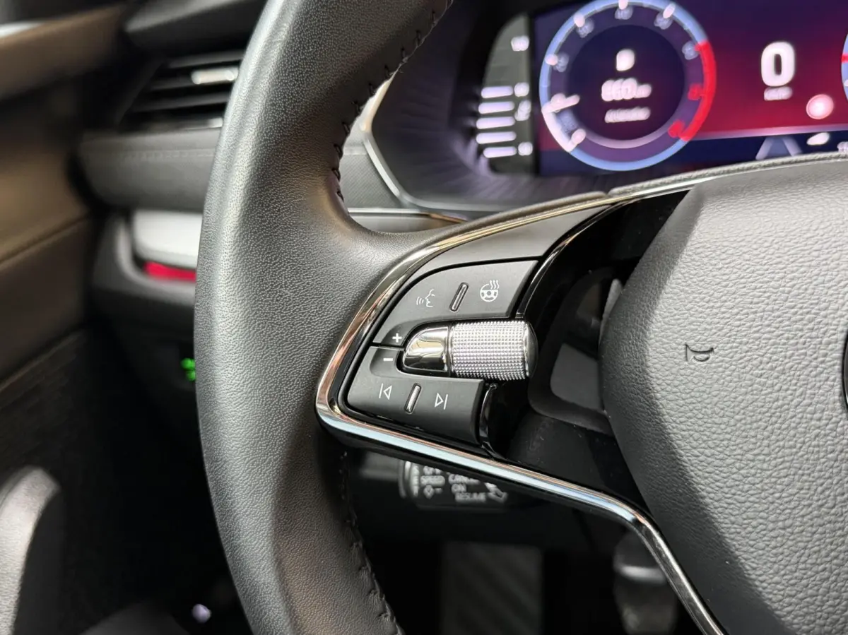 1.0 TSI Business Edition Plus Apple CarPlay/Android Auto | Adaptieve cruise control | Dode hoek detectie | LED koplampen | Navigatiesysteem | Stoel en stuurwielverwarming | Parkeersensoren v