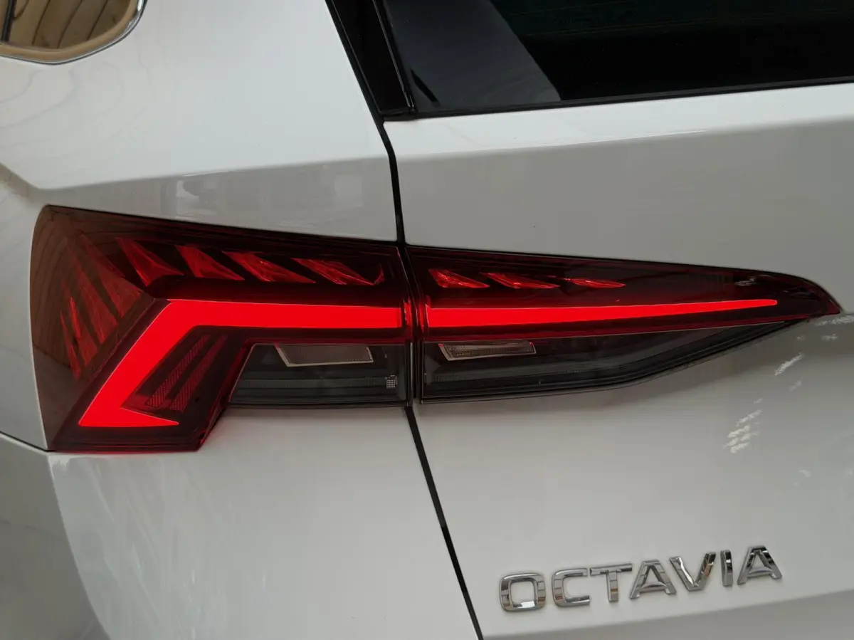 1.0 TSI Business Edition Plus Apple CarPlay/Android Auto | Adaptieve cruise control | Dode hoek detectie | LED koplampen | Navigatiesysteem | Stoel en stuurwielverwarming | Parkeersensoren v