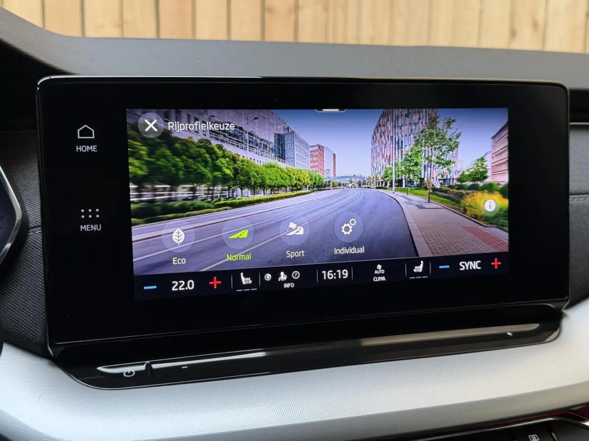 1.0 TSI Business Edition Plus Apple CarPlay/Android Auto | Adaptieve cruise control | Dode hoek detectie | LED koplampen | Navigatiesysteem | Stoel en stuurwielverwarming | Parkeersensoren v