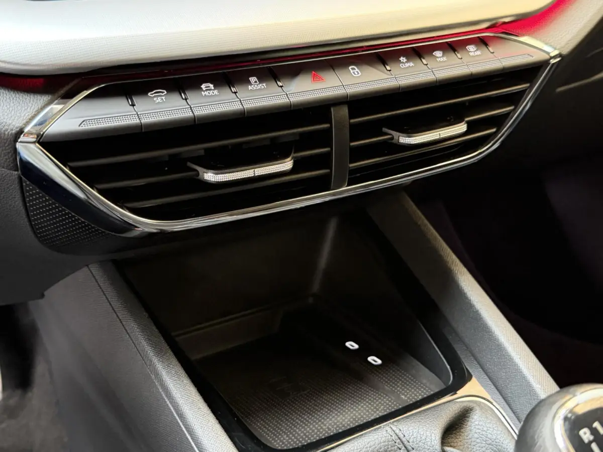 1.0 TSI Business Edition Plus Apple CarPlay/Android Auto | Adaptieve cruise control | Dode hoek detectie | LED koplampen | Navigatiesysteem | Stoel en stuurwielverwarming | Parkeersensoren v