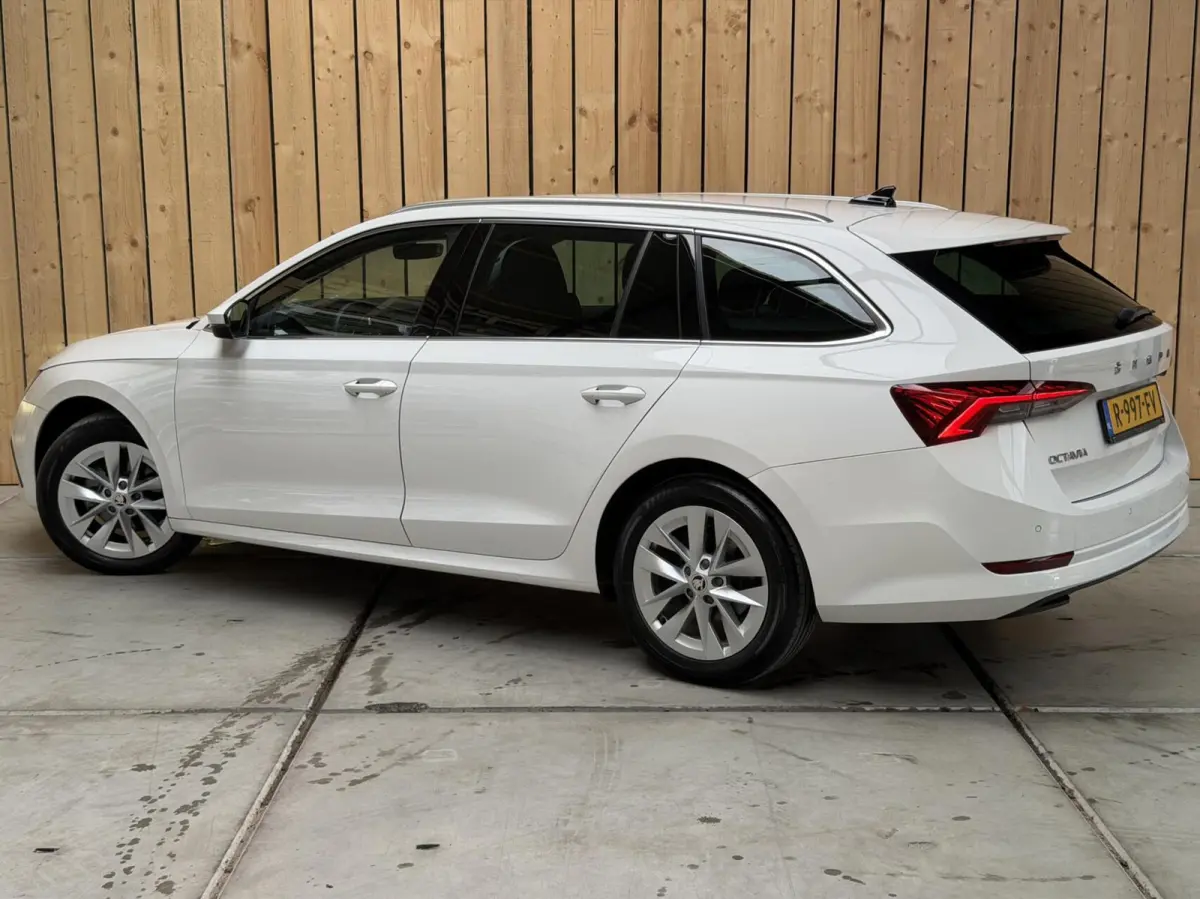 1.0 TSI Business Edition Plus Apple CarPlay/Android Auto | Adaptieve cruise control | Dode hoek detectie | LED koplampen | Navigatiesysteem | Stoel en stuurwielverwarming | Parkeersensoren v