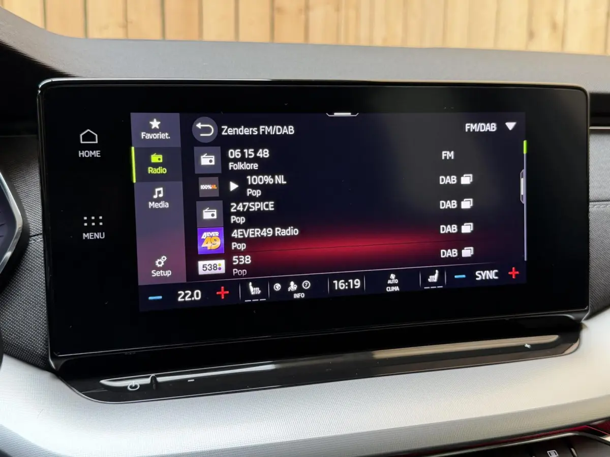 1.0 TSI Business Edition Plus Apple CarPlay/Android Auto | Adaptieve cruise control | Dode hoek detectie | LED koplampen | Navigatiesysteem | Stoel en stuurwielverwarming | Parkeersensoren v