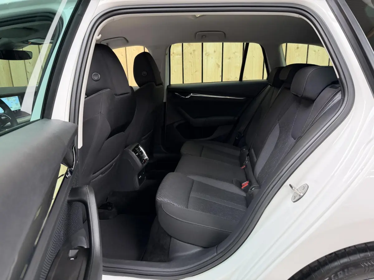 1.0 TSI Business Edition Plus Apple CarPlay/Android Auto | Adaptieve cruise control | Dode hoek detectie | LED koplampen | Navigatiesysteem | Stoel en stuurwielverwarming | Parkeersensoren v